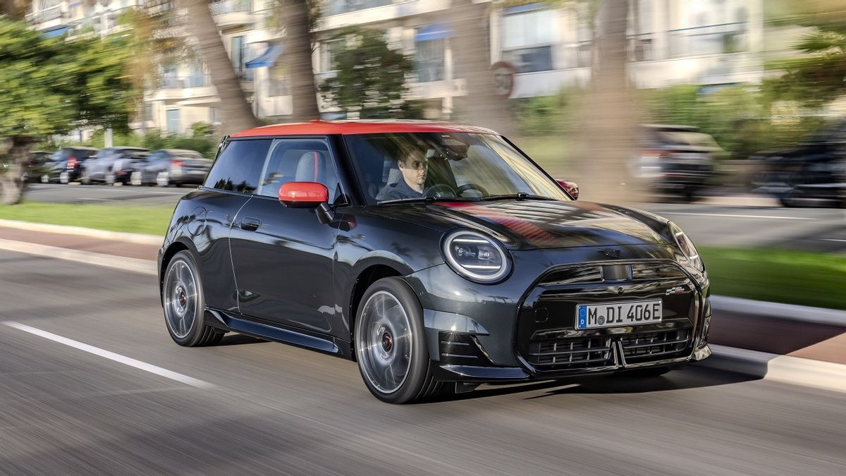 Mini推出了Cooper SE JCW,具有运动式驾驶功能,但EV