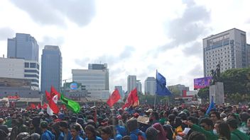 Current Conditions At Tugu Tani: A Mass Of Workers And Students Of Spills Closing The Road