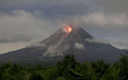 Guguran Lava Gunung Merapi Meluncur 21 Kali ke Arah Kali Bebeng Kamis Pagi