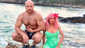 No Kidding, This Bodybuilder Marries A Sex Doll And Invites Dozens Of Guests