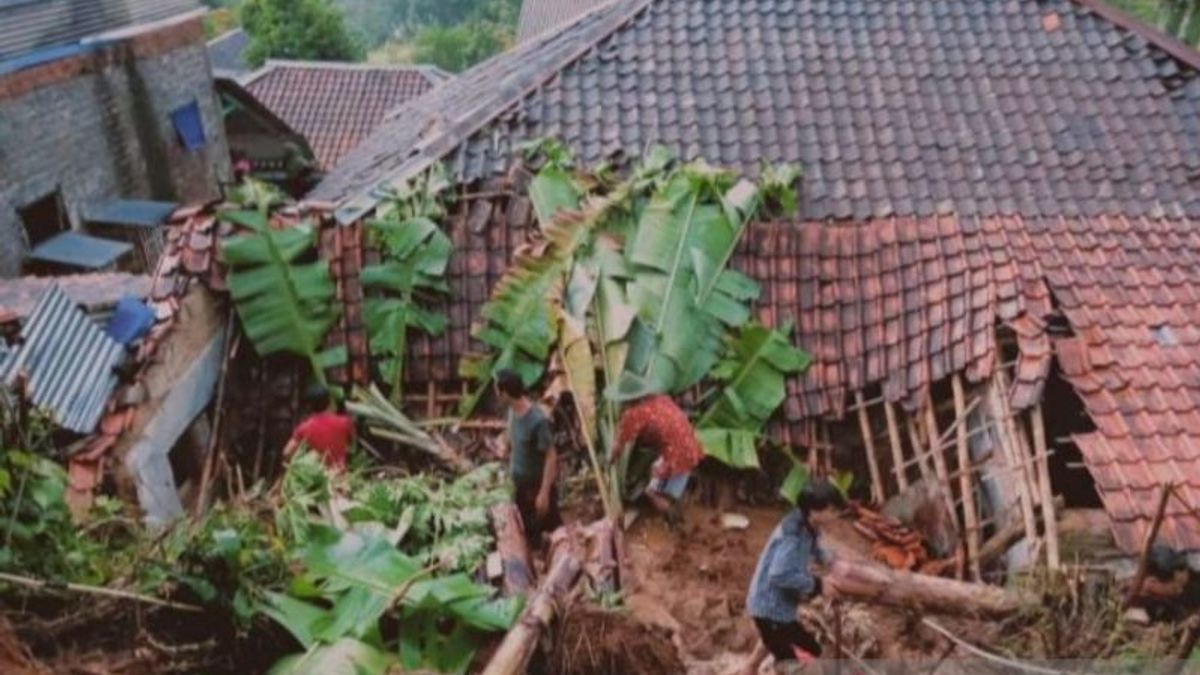Floods And Longsor Occurred Simultaneously In Karyamukti Cianjur Village, 3 Heavy Damaged Houses No Mental Victims