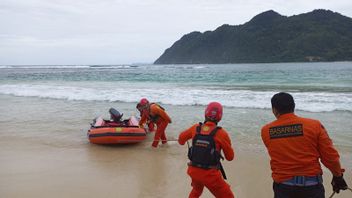 大きな波に襲われ、7歳の子供がランプークビーチで姿を消す、アチェ・ベサール
