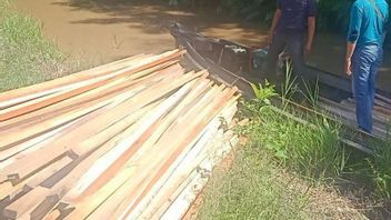 カプアス警察は、文書なしで加工木材の数百個を確保