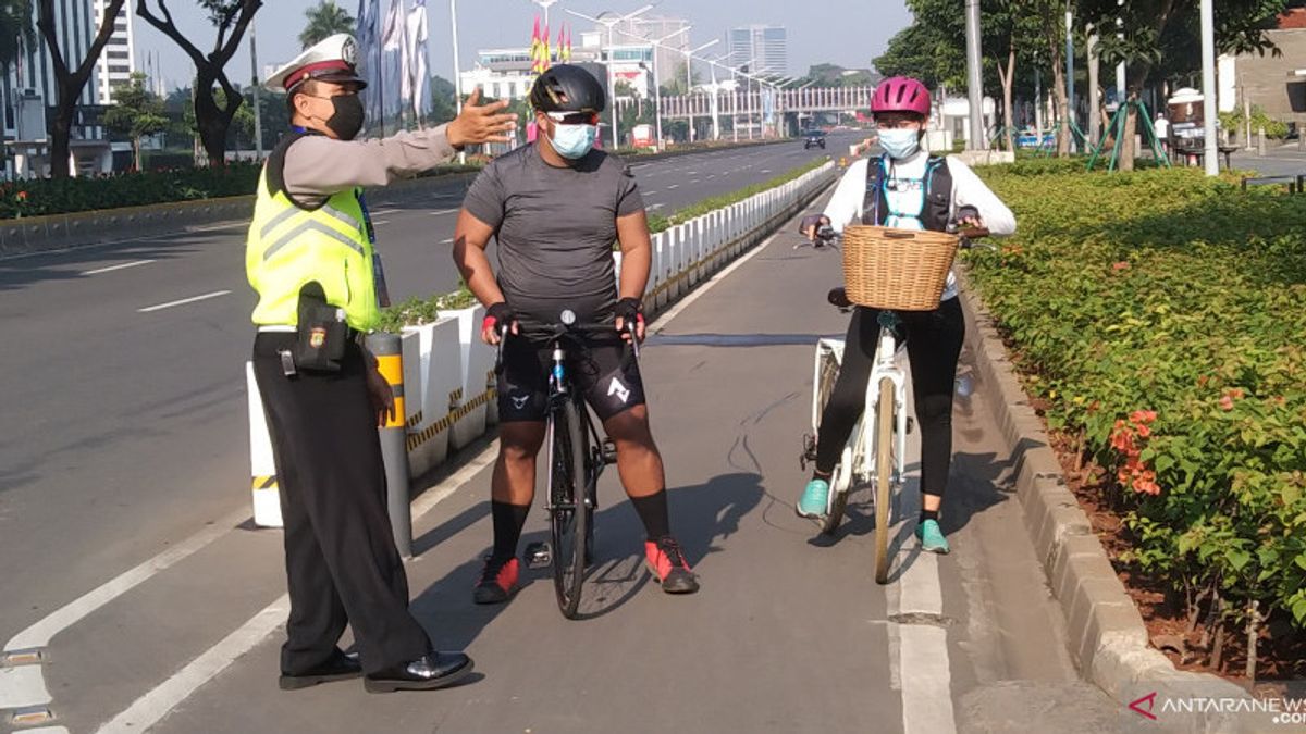 警察が傍受、スディルマンのサイクリスト:サイクリングは太陽のために良いです