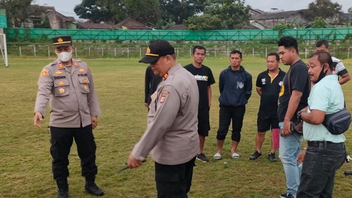 Pesepak Bola Tewas Tersambar Petir Saat Laga Persahabatan di Sukabumi