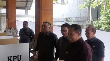 Le gouverneur de Bali demande au public de fermer le dos de la salle de vote