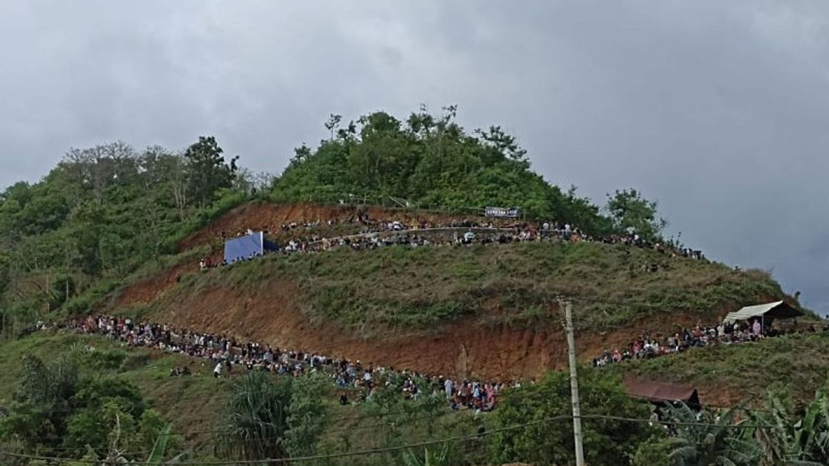 丘の頂上からマンダリカサーキットでアジアタレントカップを見ている市民のウイルス写真、DISHUB NTBへ:熱狂的