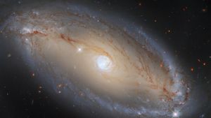 Teleskop Hubble Tangkap Galaksi Bercahaya Paling Energik