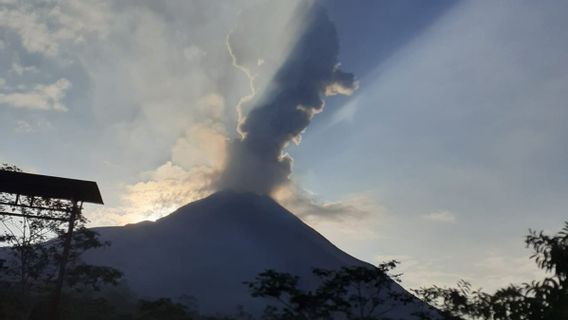 默拉皮火山小喷发并喷出热云