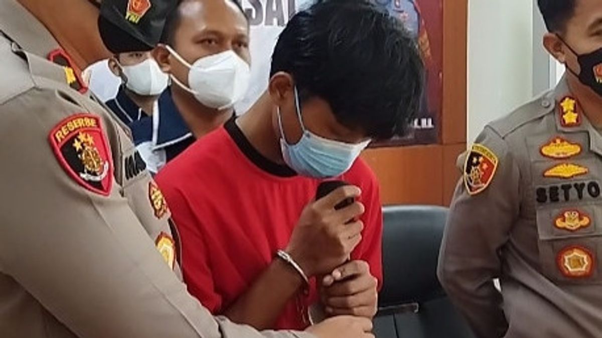 这是在Sawah Besar谋杀和强奸一名年轻女子的嫌疑人的形象，向受害者的家人道歉