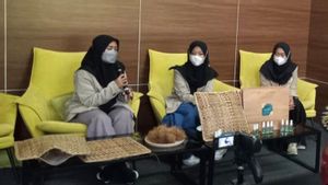 Racik Limbah Sabut Kelapa, Enceng Gondok dan Ekstrak Daun Sirih, 5 Mahasiswa UGM Ciptakan Bantal Antibakteri