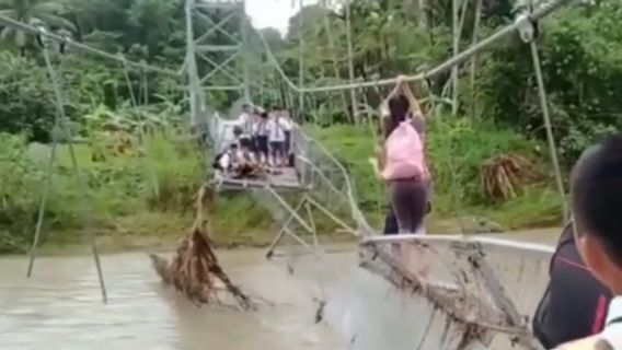 Miiris, Des écoliers Viraux Pendus à Une Corde De Jemebatan Gravement Endommagés Alors Qu’ils Traversaient La Rivière à North Nias