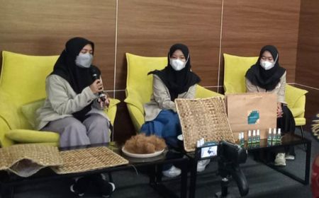 Racik Limbah Sabut Kelapa, Enceng Gondok dan Ekstrak Daun Sirih, 5 Mahasiswa UGM Ciptakan Bantal Antibakteri