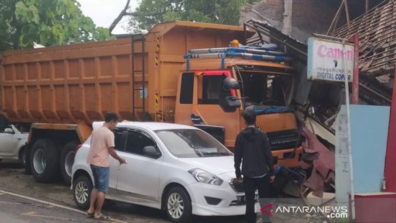 Jalan Berlubang di Kudus Sebabkan Dua Kecelakaan Simultan, Satu Warung Rusak Parah Ditabrak Truk