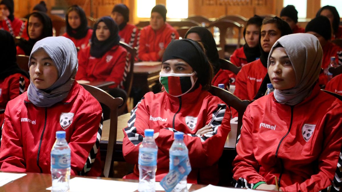 元アフガニスタンの女子サッカー選手は、タリバンの非難行動を避けるために、公共のアイデンティティを消去し、ジャージを燃やすように選手に促します