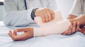 لا تكن أساسي! تعرف على نوع القلم المناسب لكسر العظام للعلاج