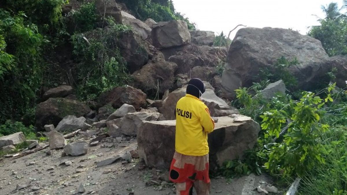 Access To Mamuju City Was Cut Off After A Landslide Occurred In Majene