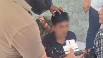 インドネシア国軍将校がレッドプレート銀行のロビーにングマックの長銃身の銃を持ってきた