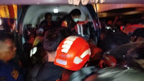 Tim SAR Evakuasi Jasad Korban Kebakaran Megamall Manado