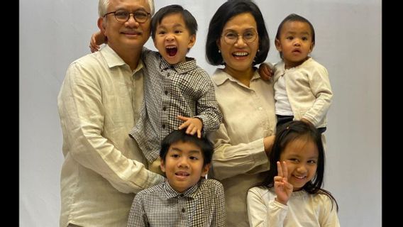 Sri Mulyani Takes Granddaughter To 