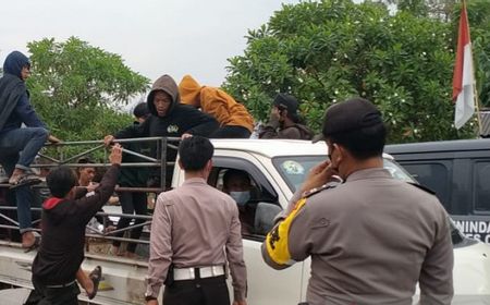 Belasan Bonek Dibubarkan Polisi di Stadion Wibawa Mukti Cikarang Bekasi