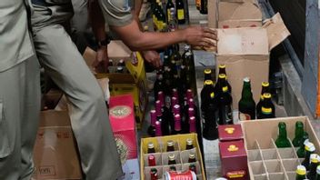 120 Bottles Of Alcohol Confiscated By Satpol PP From Roadside Herbalists, Officers Say It's Illegal To Get A Permit Before You Can