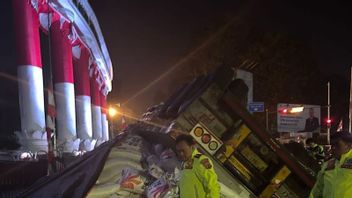 Truk Angkut 1.000 Karung Beras Terbalik di Tugu Kujang Bogor Gara-gara Sopir Gagal Manuver ke Kanan