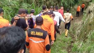 اختفت الجدة داسما أسال باكان سينايان غرب سومطرة بعد يومين من الدراسة تم العثور عليها في شلال بالقرب من المنزل