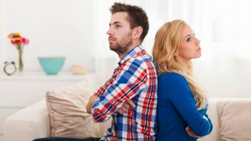 When You Feel Unhappy In A Couple's Relationship, Here's Expert Advice To Overcome It