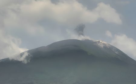 PVMBG Rekam 2 Erupsi Vulkanik di Gunung Ili Lewotolok