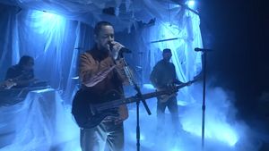 Linkin Park在“The Tonight Show”中在电视上首次亮相“The Emptiness Machine”