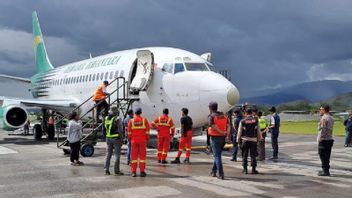 Bring 18 Tons Of Goods, Cargo Aircraft Experienced A Tire Leaked Incident At Wamena Airport