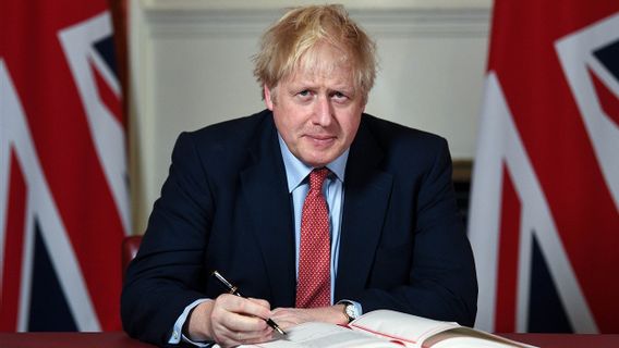 英国はオミクロンバリアントの568ケースを記録し、PMボリス・ジョーソンは「プランB」を制定し、WFH政策を実施します