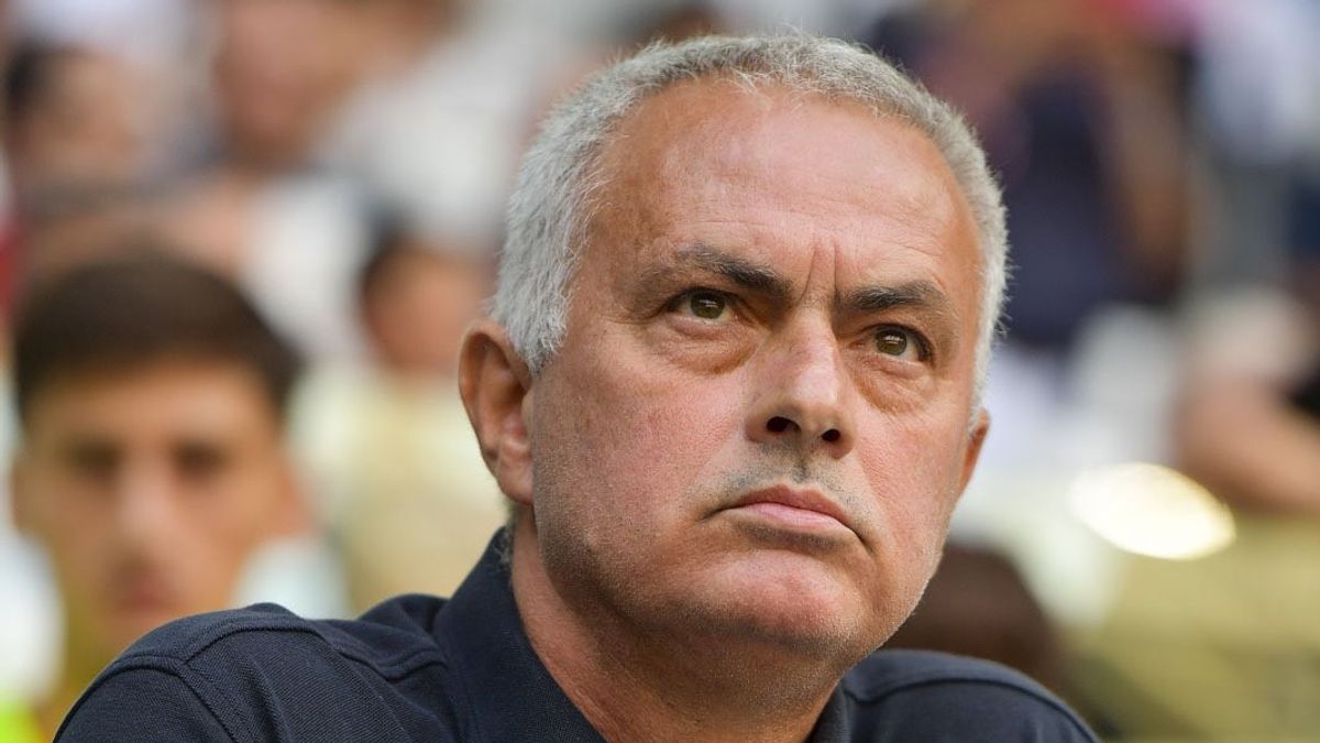 Pelatih AS Roma Jose Mourinho "Menghilang" saat Konferensi Pers, Netizen: Pria Ini Bisa Melakukan Segalanya!