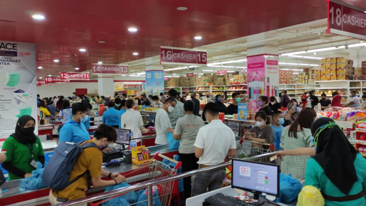 Jelang PPKM Darurat Supermarket di Batam Dipadati Warga, Biar Tidak Bolak-balik ke Toko Katanya