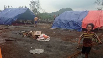 الملابس المرفقة فقط بالجسم ، Baduy سكان ضحايا الحريق يتوقون إلى مساعدة المنزل
