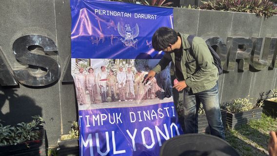 Civilian Society 'Timpuk' Mulyono Dynasty Commemorating 5 Years Of Jokowi Killing KPK