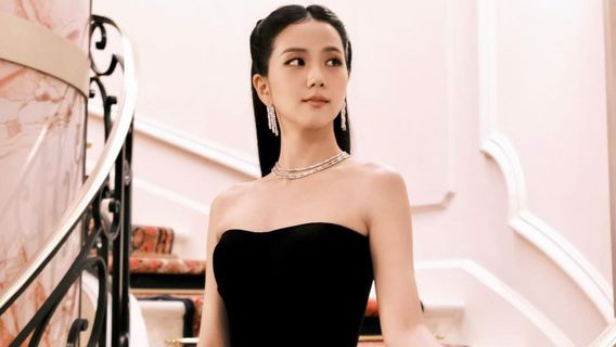 Potret Jisoo Blackpink Kenakan Dress Hitam dan Perhiasan Senilai Rp11 Miliar