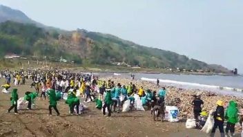Residents And Heavy Equipment Deployed To Clean Sukabumi Cibunun Beach Which Is In The Spotlight Through The Pandawara Movement Content