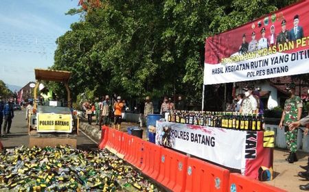 Polres Batang Musnahkan Ribuan Botol Minuman Keras dan Petasan