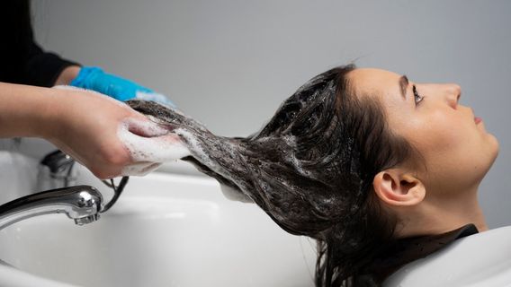 知っています!これは、髪を切るか前にお風呂に入る必要がある理由です