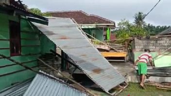 Dozens Of Residents' Houses In The Bahar River, Jambi, Were Damaged By The Tornado