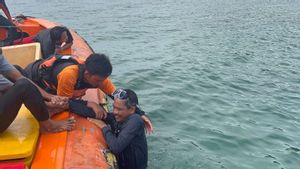 Tim SAR Evakuasi 5 ABK Kapal Terdampar di Pulau Segama Lampung Timur