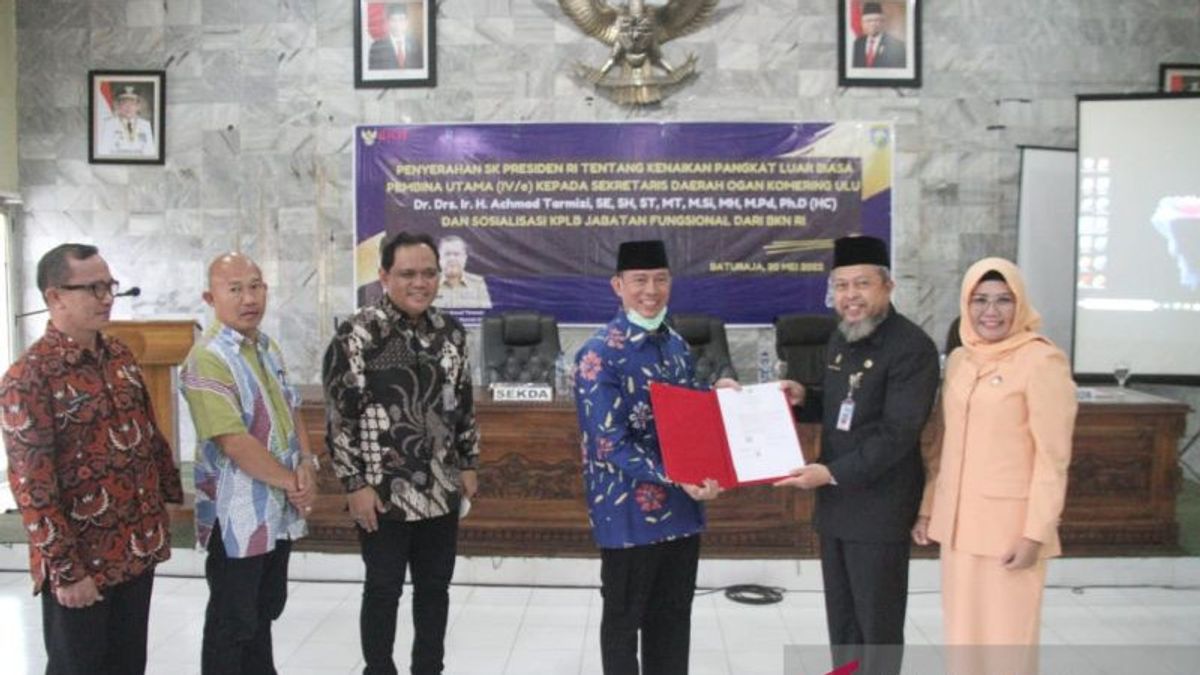 他的成就不是罐头，OKU秘书艾哈迈德·塔米齐（Ahmad Tarmizi）被佐科威（Jokowi）授予非凡的晋升奖