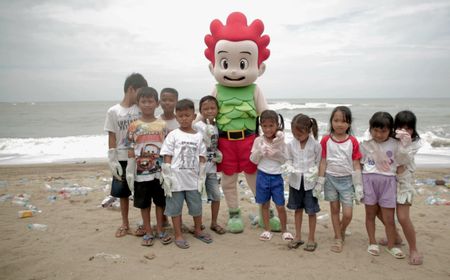 Seru, Kiko Ajak Anak-anak Bersih-Bersih Sampah di Pantai