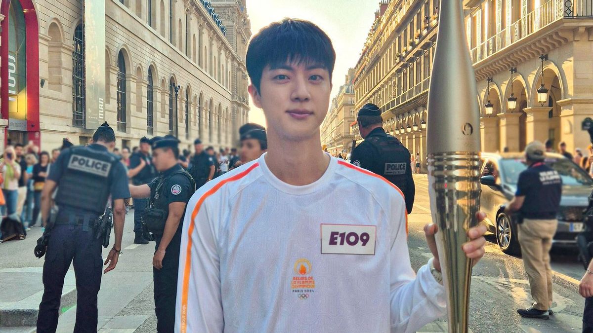 Berangkat dari Museum Louvre, Jin BTS Mengaku Gugup Bawa Obor Olimpiade Paris 2024