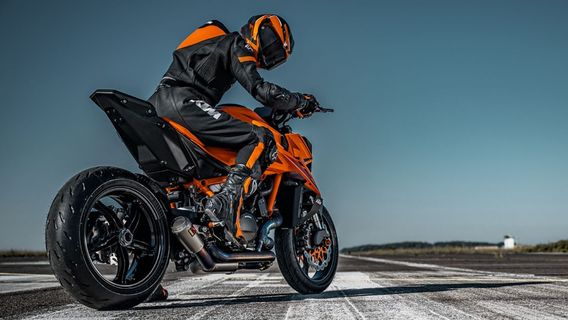 KTM 1390 超级杜克 R Evo 2024: 更大,更强大