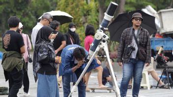 Surabaya Astronomy Club Monitors Hybrid Sun Eclipse At Surabaya City Hall