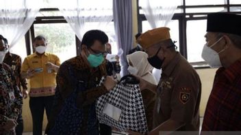 Celebrating 65th Anniversary, East Kalimantan Provincial Government Distributes Basic Food Packages To Elderly And Veterans