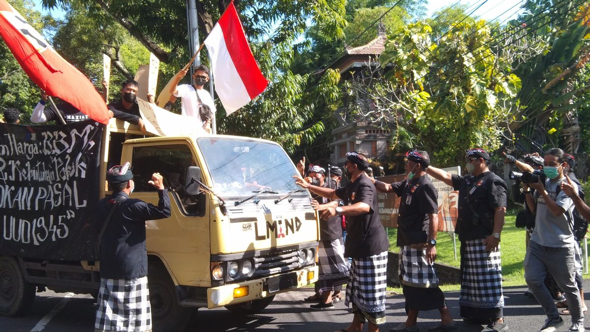 4月11日在巴厘岛的示威游行：学生参观DPR大楼要求部长与总统交谈3个时期被解雇，Pecalang采取警卫